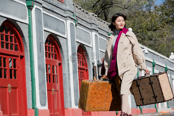 青年女人拿着行李箱旅行图片