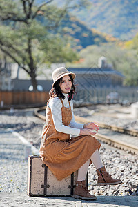 休闲纯洁休闲活动青年女人坐在铁轨上图片