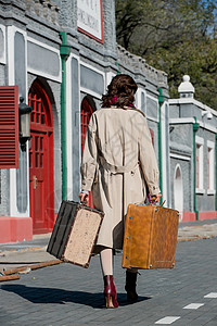 青年女人拿着行李箱旅行图片