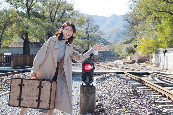 图片视觉效果户外红灯青年女人站在铁轨上图片