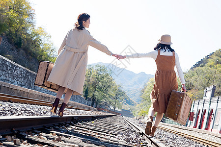 图片视觉效果火车站欢乐青年闺蜜手牵手走在铁轨上图片