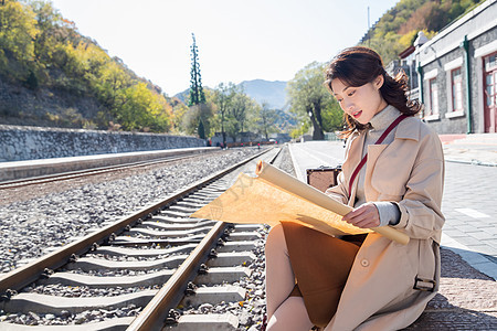铁路20到24岁旅行者青年女人坐在铁轨旁边看图片