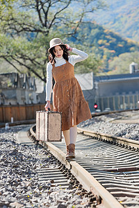 怀旧活力健康生活方式青年女人在铁轨上行走图片