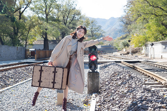 户外图片视觉效果青年女人站在铁轨上图片