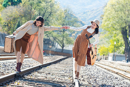 行李度假彩色图片青年闺蜜手牵手走在铁轨上图片