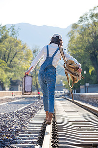 欢乐环境保护青年女人徒步走在铁轨上高清图片
