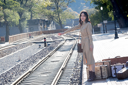 青年女人站在铁轨旁图片