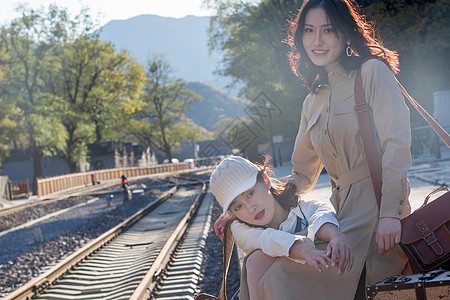 祸在路中青年闺蜜在火车站站台背景