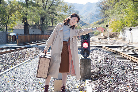 休闲活动青年女人站在铁轨上图片