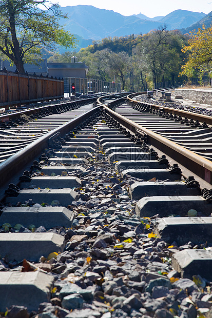 岔路口旅途垂直构图延伸到远方的铁路轨道高清图片下载