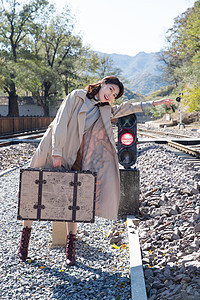 魅力青年女人站在铁轨上图片