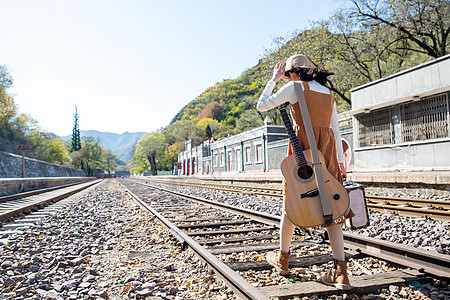 乐器图片探险彩色图片美女青年女人在铁轨上行走背景