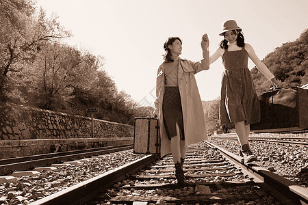嬉戏的环境保护水平构图青年闺蜜手牵手走在铁轨上图片