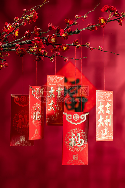 传统文化东方元旦悬挂在梅花下面的红包图片