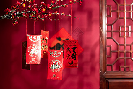 运气春节东亚悬挂在梅花下面的红包图片