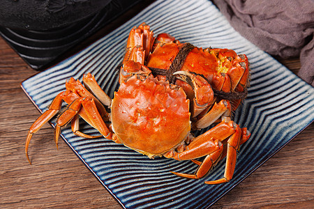 新鲜红色蟹类蒸好的螃蟹放在盘子里图片