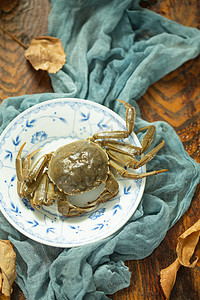 食材螃蟹放在盘子里图片