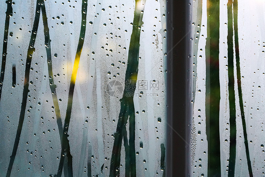 无人雨后的窗户图片