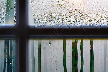 阴天雨后的窗户局部背景图片