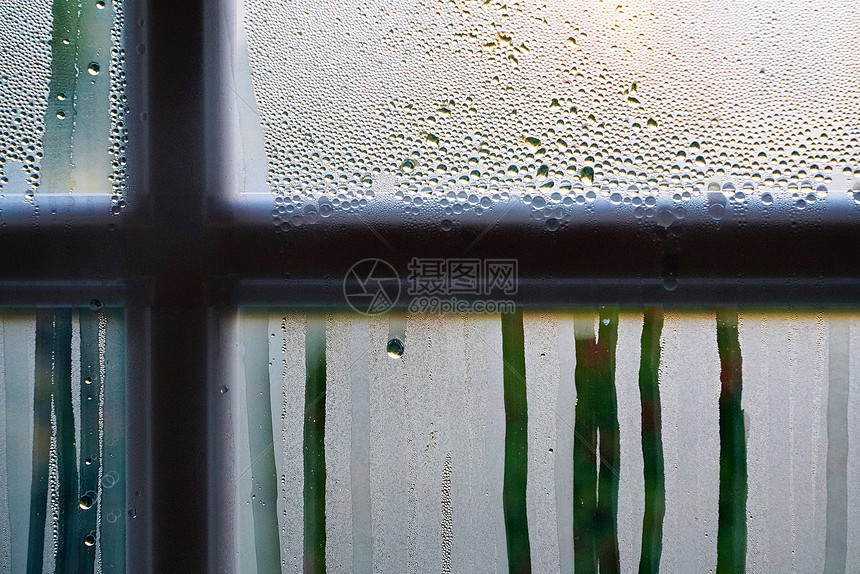 阴天雨后的窗户局部图片