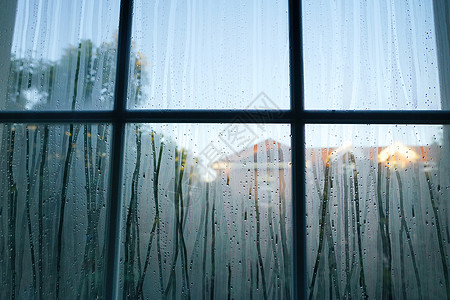阴天雨后的窗户局部图片