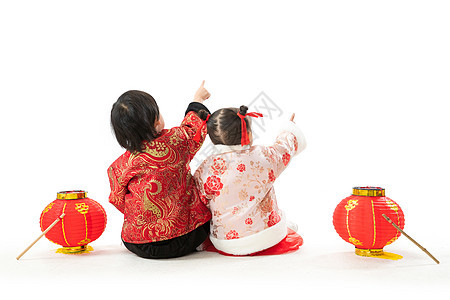 传统服装裙子两个人庆祝新年的两个小朋友坐在地上背影背景图片