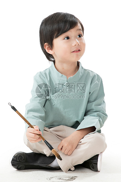 东方人留白儿童小男孩盘腿坐着拿毛笔写字图片