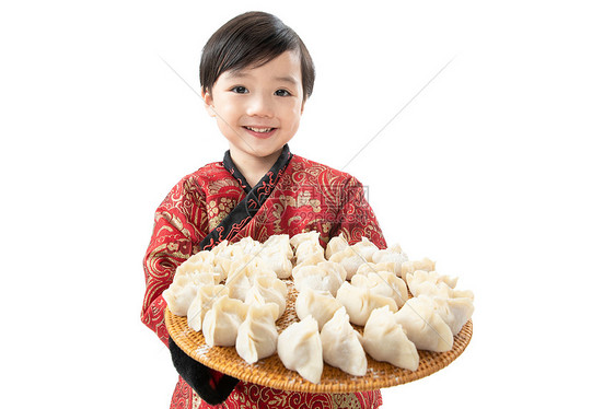 影棚拍摄食品高兴小男孩过年包饺子图片