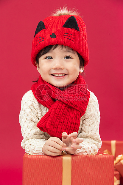 红色快乐活力可爱的小男孩和新年礼物图片