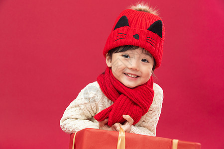 帽子水平构图摄影可爱的小男孩和新年礼物图片