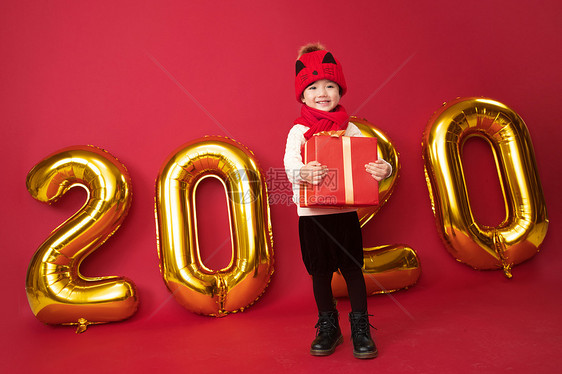 包装盒彩色图片影棚拍摄可爱的小男孩拿着新年礼物图片