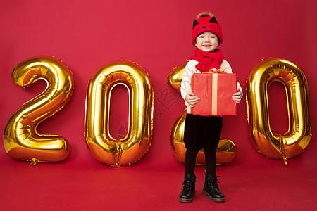 放松节日可爱的小男孩拿着新年礼物图片