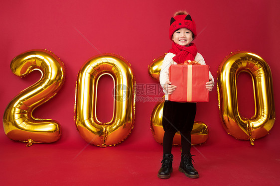 放松节日可爱的小男孩拿着新年礼物图片