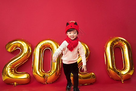 水平构图东亚好奇心可爱的小男孩过新年图片