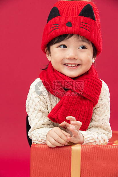 兴奋传统文化摄影可爱的小男孩和新年礼物图片