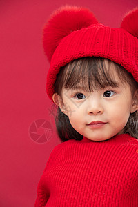 人垂直构图春节穿红衣戴红帽的可爱小女孩图片