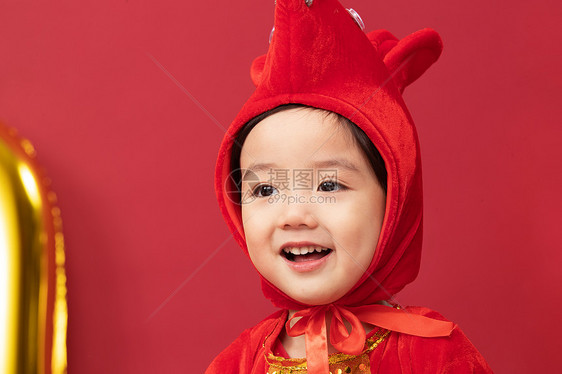 休闲装儿童影棚拍摄可爱的小男孩戴着小老鼠帽子图片