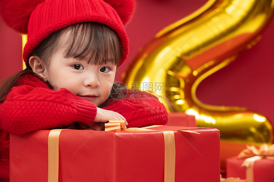 无忧无虑过年礼品盒可爱的小女孩过新年图片