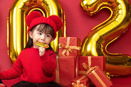 文化儿童快乐过新年的小女孩吃棒棒糖图片