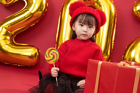 传统文化春节食品可爱的小女孩拿着棒棒糖图片