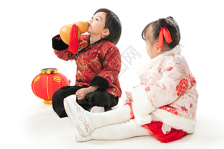 东亚放松全身像庆祝新年的两个小朋友坐在地上玩耍图片
