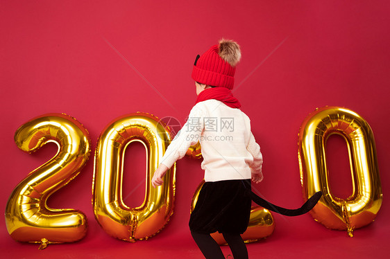 传统节日活力兴奋过新年的小男孩玩耍图片