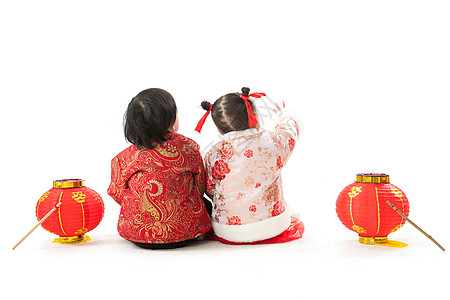 儿童气氛亚洲人庆祝新年的两个小朋友坐在地上背影图片