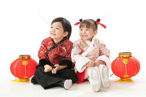 背景分离亚洲人东亚兄妹两人穿新衣服坐在地上庆祝新年图片