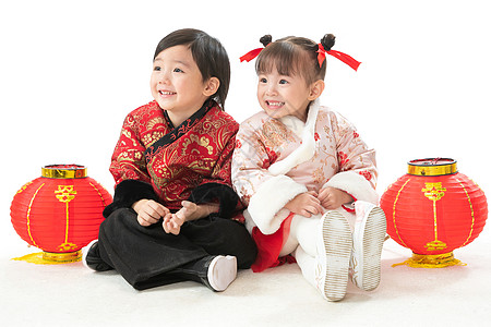 摄影好奇心庆祝新年的两个小朋友坐在地上玩耍图片