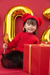 快乐欢乐甜食可爱的小女孩拿着棒棒糖图片