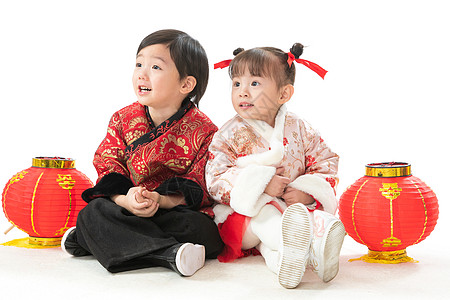摄影关爱嬉戏的庆祝新年的两个小朋友坐在地上玩耍图片