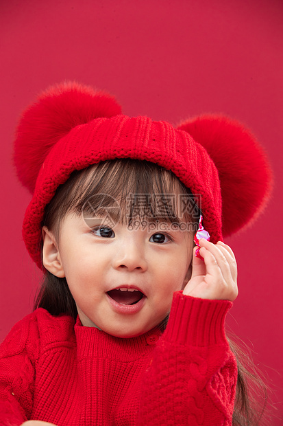 春节儿童愉悦穿红衣戴红帽的可爱小女孩图片