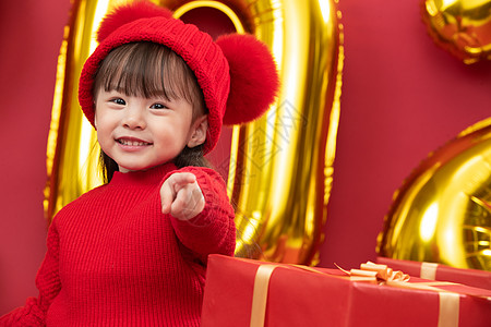 节日礼品盒元素传统节日做手势不看镜头可爱的小女孩过新年背景