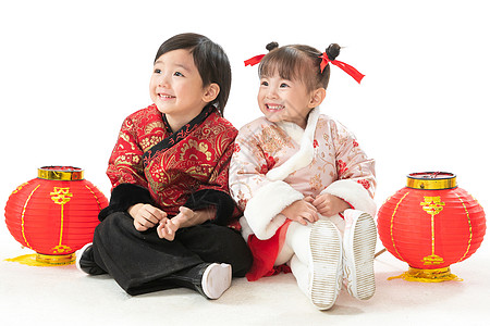 中国灯笼传统服装红色古典式庆祝新年的两个小朋友坐在地上玩耍背景